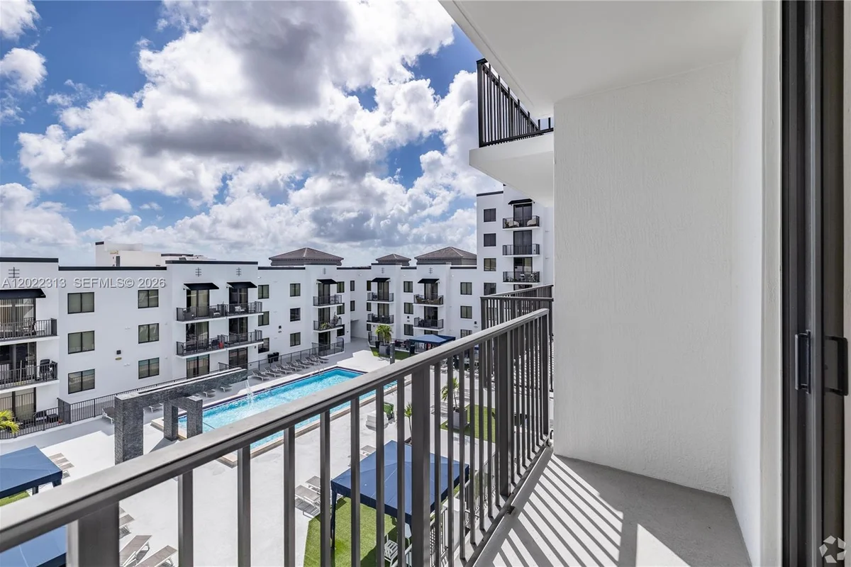 2001 67th St 414 #250, West Miami: photo 1 of 9