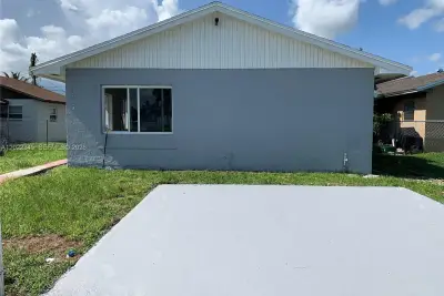 756 NW 5th St, Florida City: photo 1 of 16