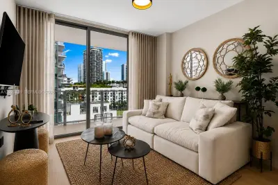 90 NE 32 #905, Miami: photo 1 of 39
