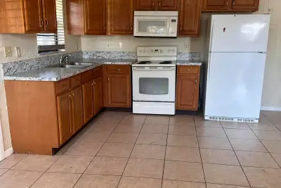 50 NW 8th Ave #1, Dania Beach: photo 1 of 10