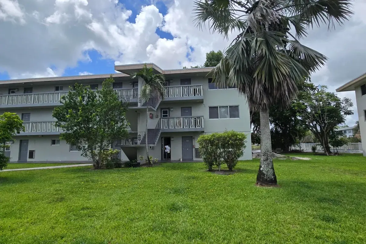 5420 NW 11th St #202, Plantation: photo 1 of 16