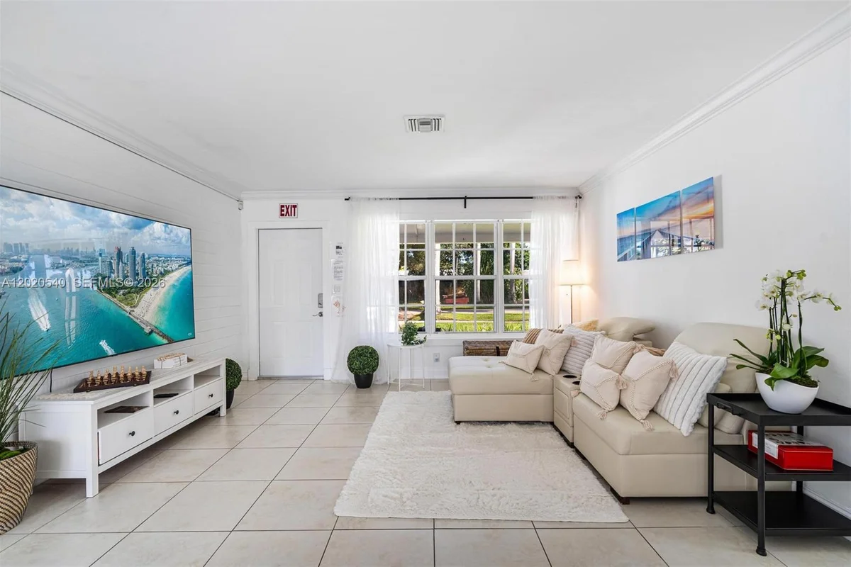 1012 N 13th Ter, Hollywood: photo 1 of 21