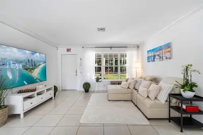 1012 N 13th Ter, Hollywood: photo 1 of 21