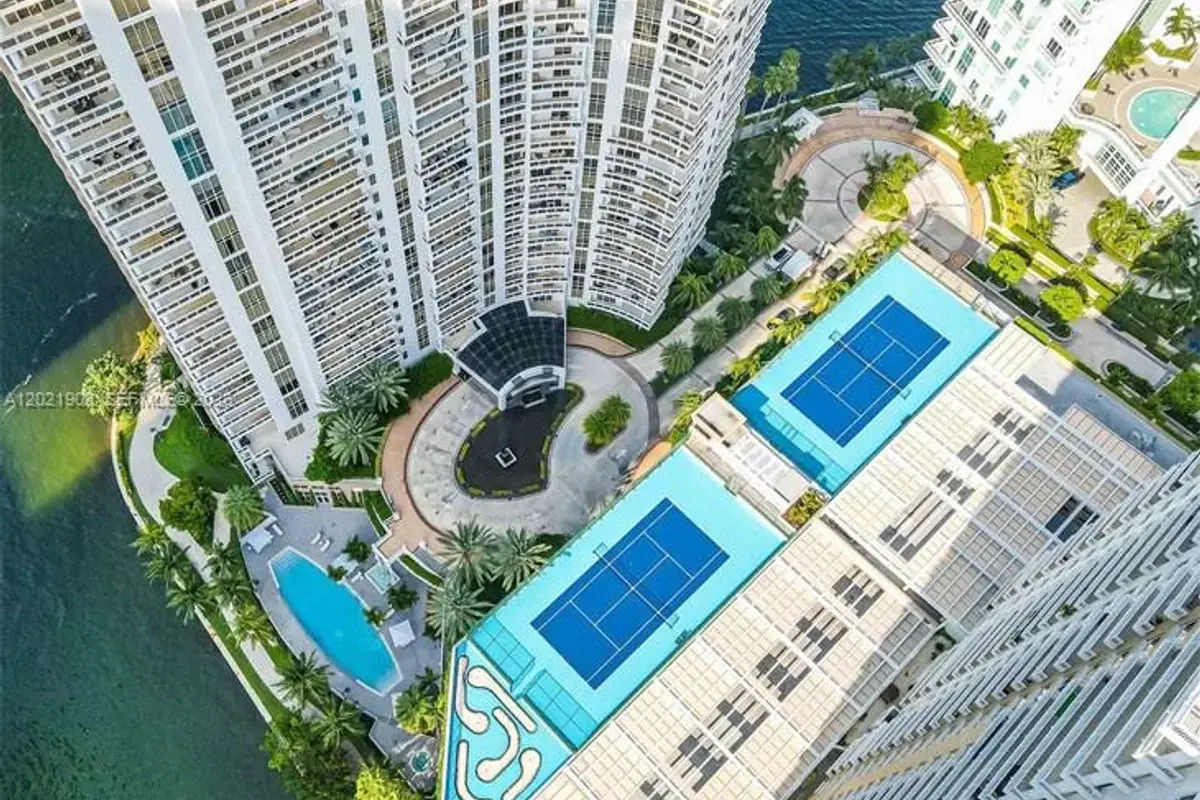 901 Brickell Key Blvd #3307, Miami: photo 1 of 12