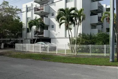 1090 NE 129th St #202, North Miami: photo 1 of 17