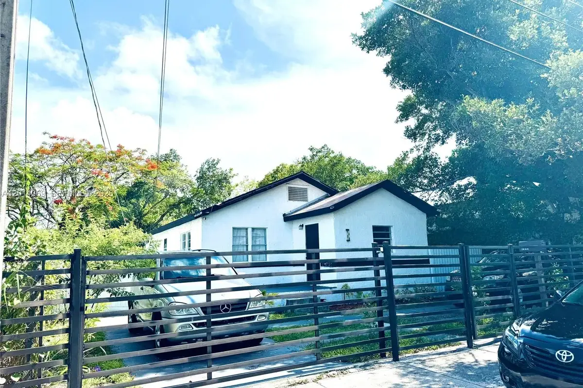 1484 NW 60th St, Miami: photo 1 of 28