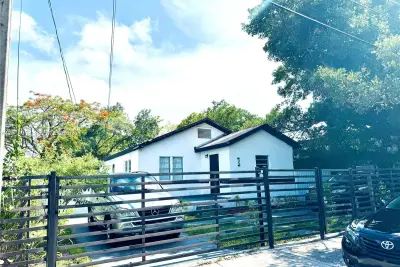 1484 NW 60th St, Miami: photo 1 of 28