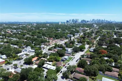 248 NW 69th St #3, Miami: photo 1 of 2