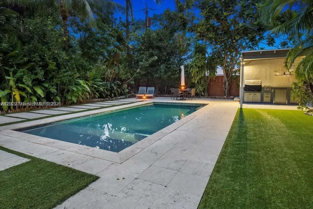 443 NE 71st St, Miami: photo 1 of 32