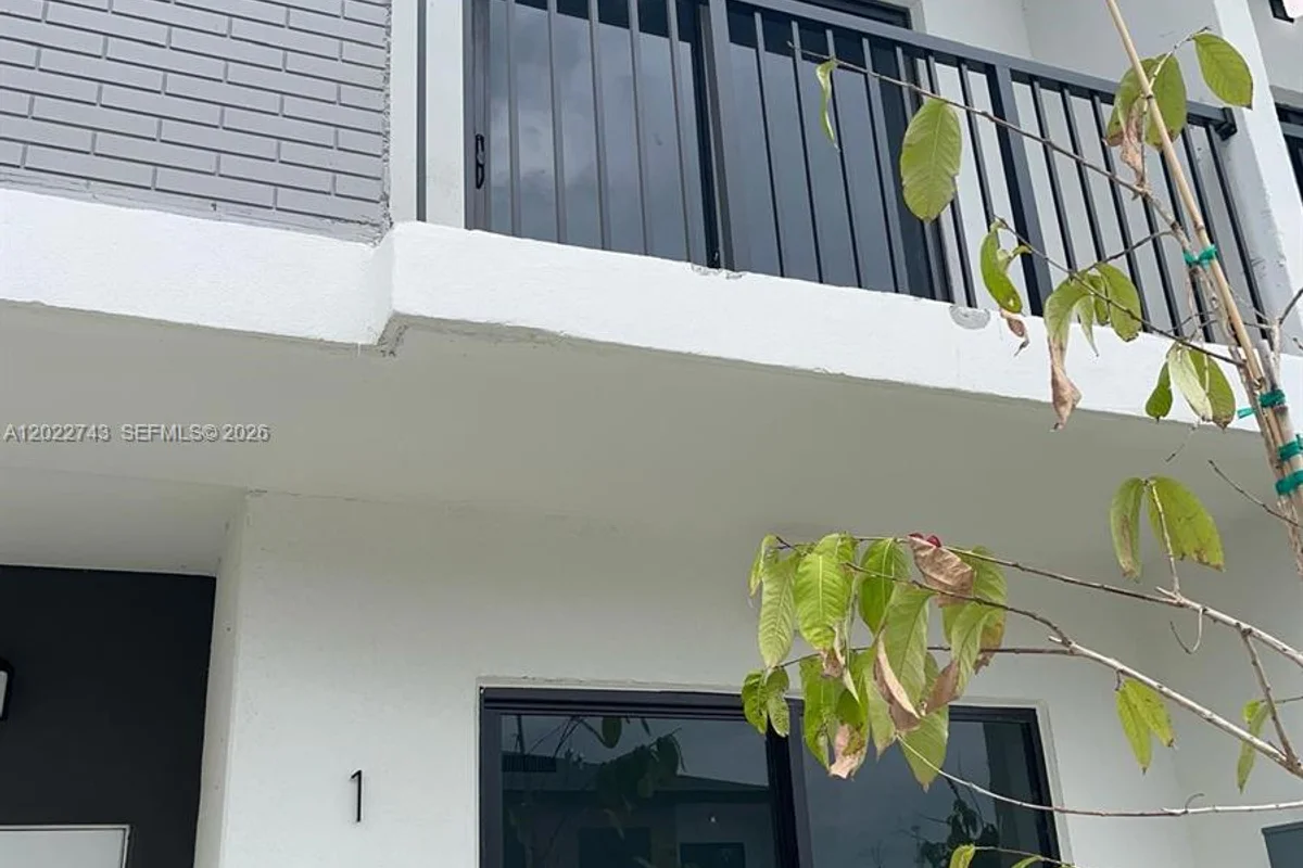 1310 NW 5th St, Florida City: photo 1 of 32