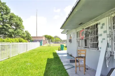 2395 NW 82nd St, Miami: photo 1 of 7