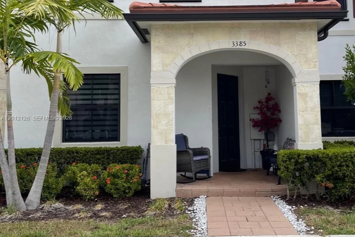 Townhouse in Hialeah: photo 1 of 20