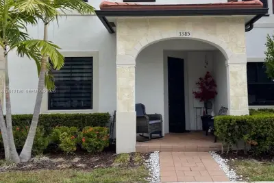 Townhouse in Hialeah: photo 1 of 20
