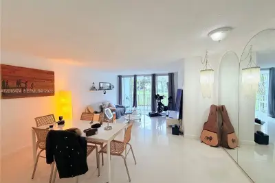 1680 NE 191st St #105-2, Miami: photo 1 of 10