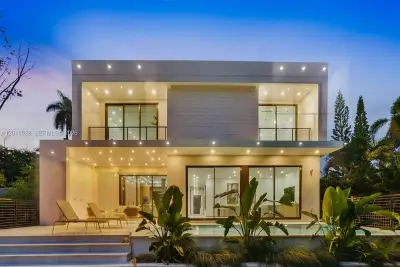 2096 Alamanda Dr, North Miami: photo 1 of 60