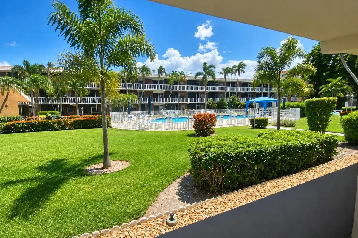 201 NE 14th Ave #5A, Hallandale Beach: photo 1 of 4