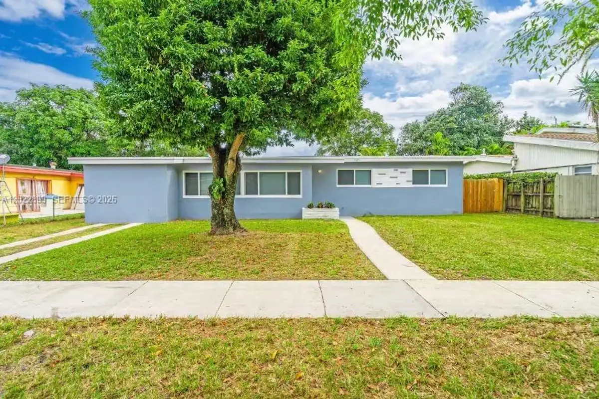 17621 NE 7th Ave, Miami: photo 1 of 55