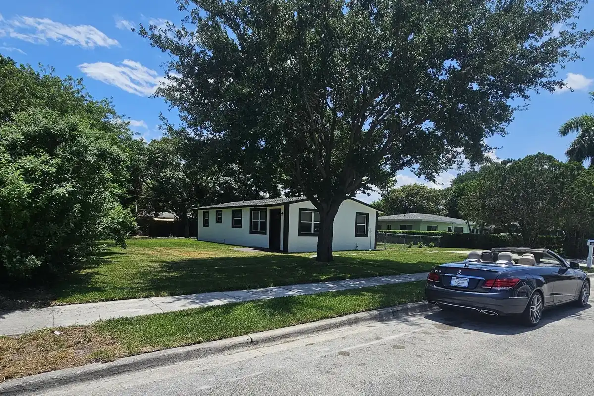 1605 W 10th St, Riviera Beach: photo 1 of 53