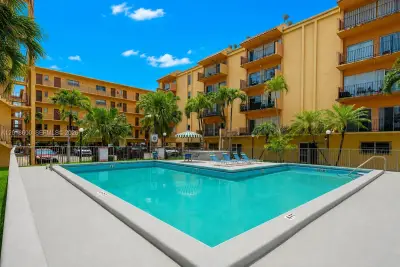 1900 W 54th St #220, Hialeah: photo 1 of 19