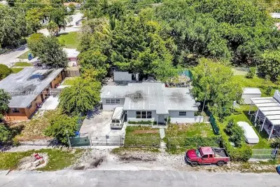 261 NW 73rd Ter, Miami: photo 1 of 3