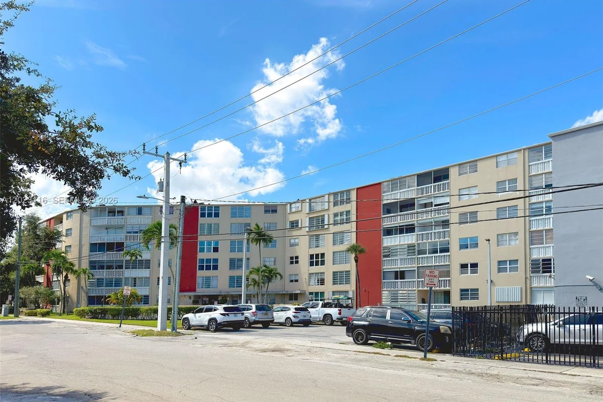 1475 NE 125th Ter #408H, North Miami: photo 1 of 16