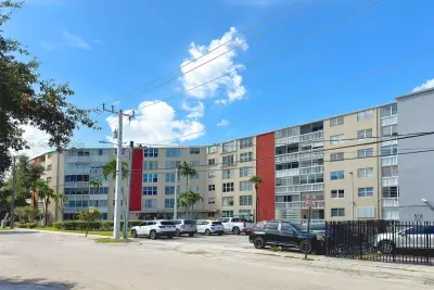 1475 NE 125th Ter #408H, North Miami: photo 1 of 16