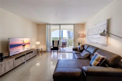 19601 E Country Club Dr #7606, Aventura: photo 1 of 17