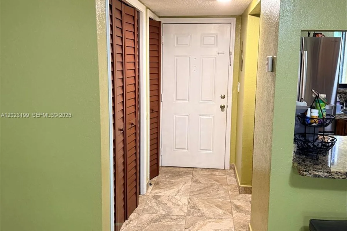 191 Lakeview Dr #103, Weston: photo 1 of 5