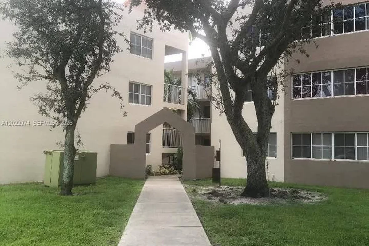 6155 NW 186th St #209, Hialeah: photo 1 of 15