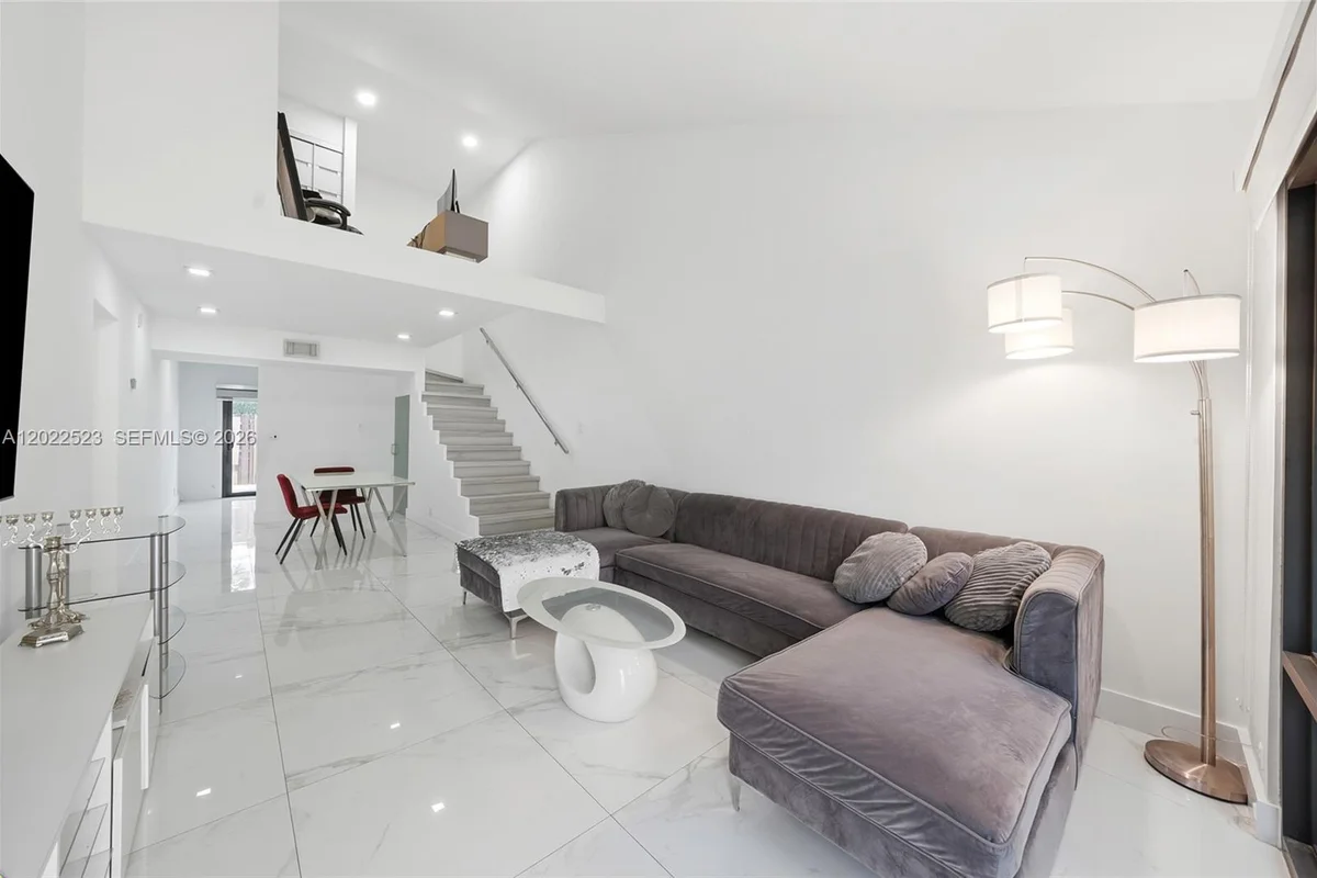 455 NE 210th Ter, Miami: photo 1 of 31