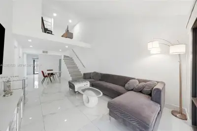 455 NE 210th Ter, Miami: photo 1 of 31