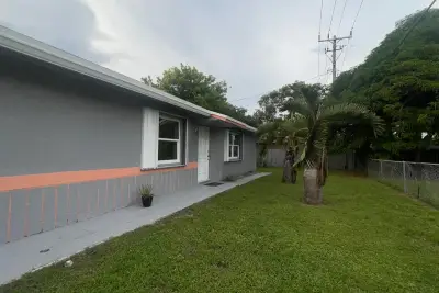 2691 NW 8th St, Pompano Beach: photo 1 of 4