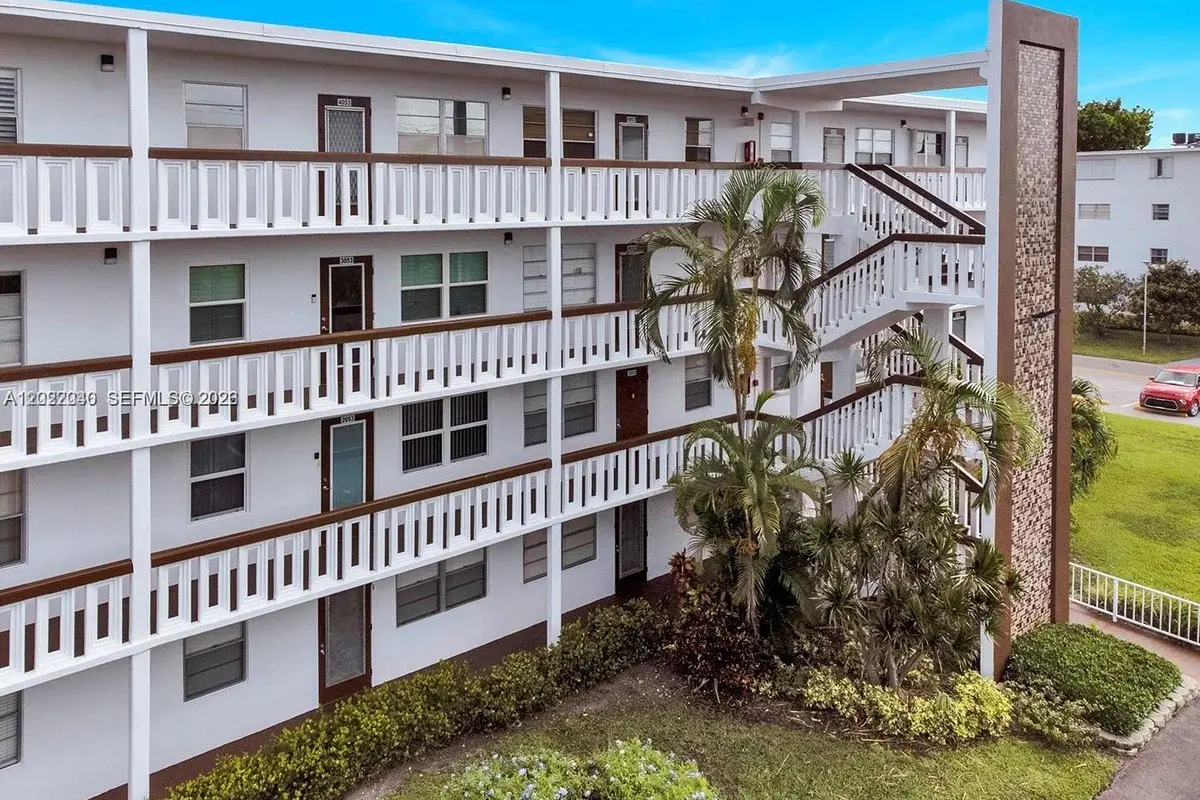 4052 E Harwood E, Deerfield Beach: photo 1 of 15