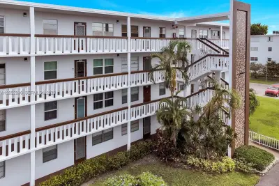 4052 E Harwood E, Deerfield Beach: photo 1 of 15