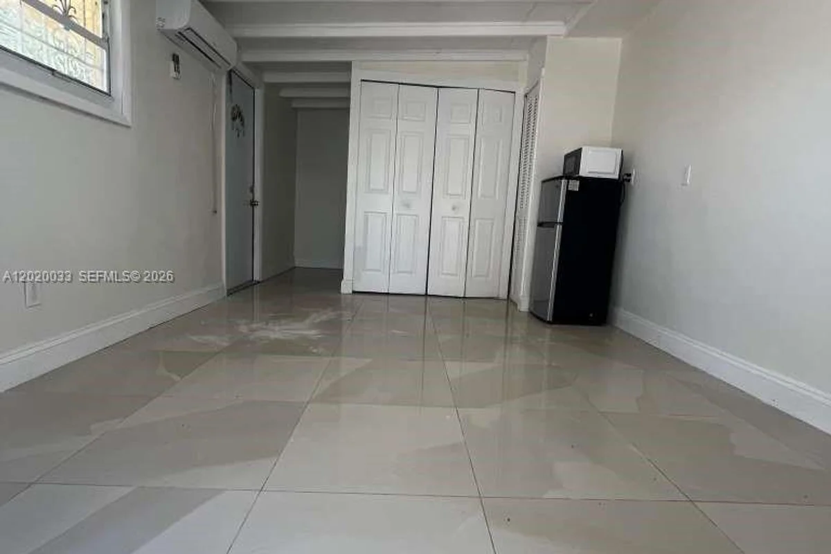 1629 NE 177 St #2, Miami: photo 1 of 8