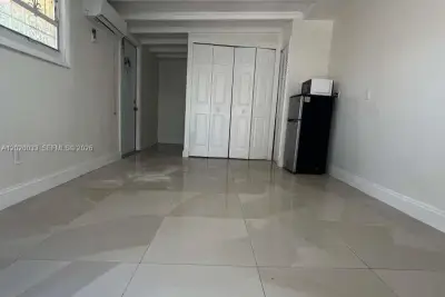 1629 NE 177 St #2, Miami: photo 1 of 8