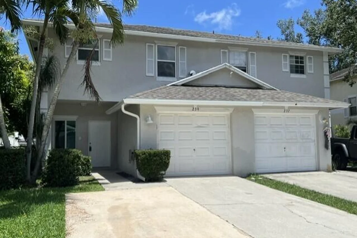 239 Leland Ln, Lake Worth: photo 1 of 17