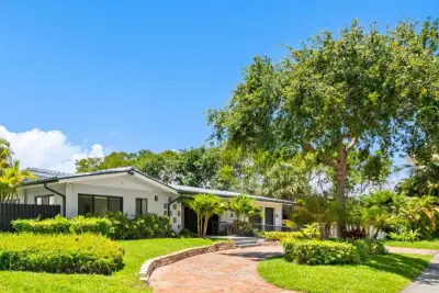 2811 NE 53rd Ct, Lighthouse Point: photo 1 of 33
