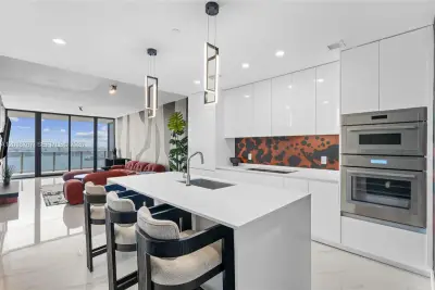 700 NE 24th St #5206, Miami: photo 1 of 37