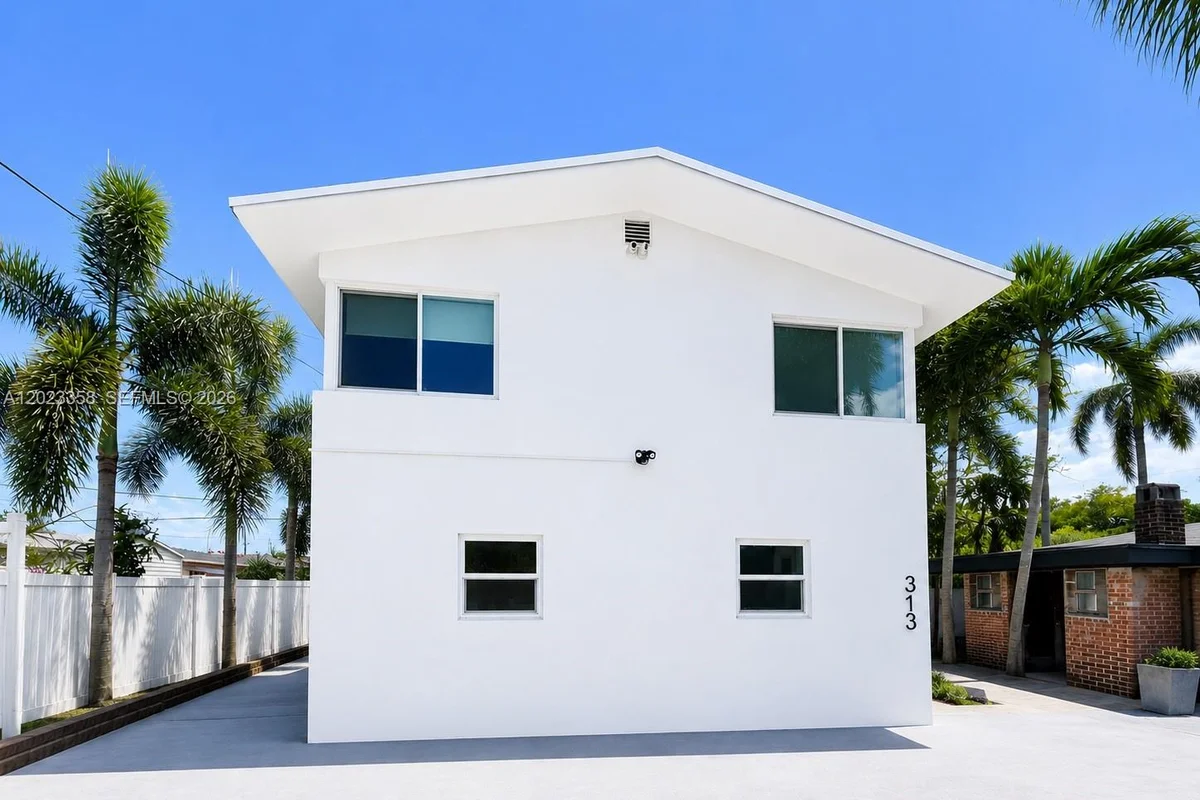 313 SW 1st St #1, Hallandale Beach: photo 1 of 13
