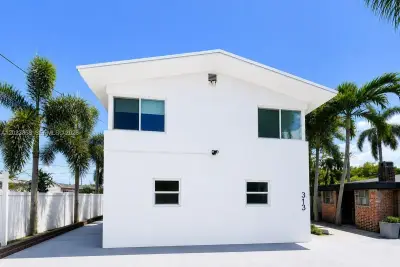 313 SW 1st St #1, Hallandale Beach: photo 1 of 13