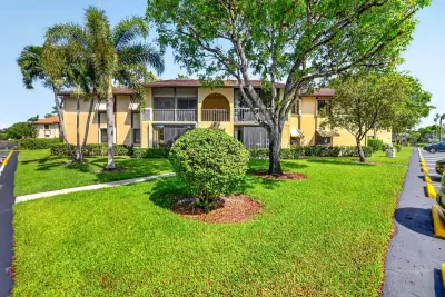 207 Pine Hov Cir #D2, Lake Worth: photo 1 of 36