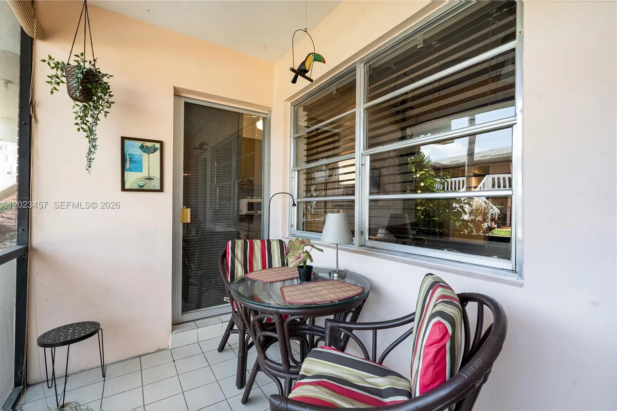 160 NE 8th Ave #21A, Hallandale Beach: photo 1 of 24