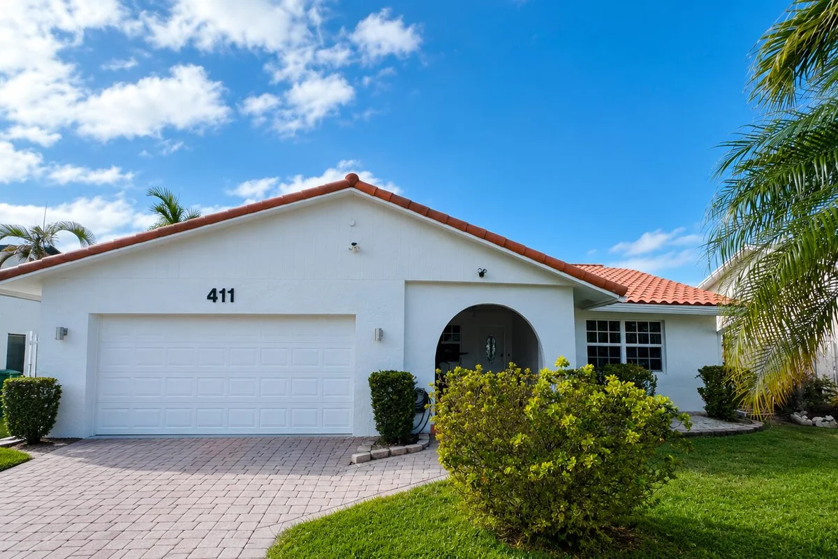 411 SE 4th St, Dania Beach: photo 1 of 70