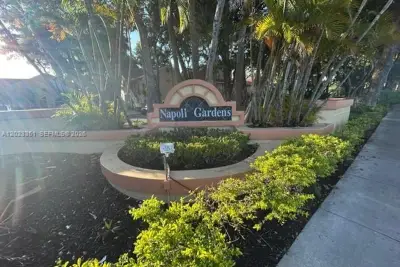 977 Coral Club Dr, Coral Springs: photo 1 of 40