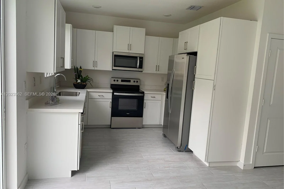 1068 SE 24th Ave, Homestead: photo 1 of 12