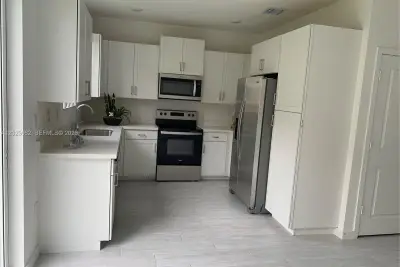 1068 SE 24th Ave, Homestead: photo 1 of 12