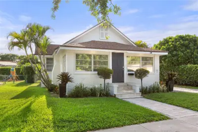 900 Tangier St, Coral Gables: photo 1 of 42
