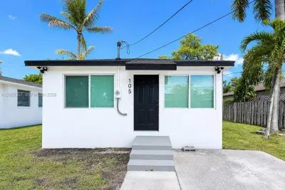 105 SW 4th Ave, Hallandale Beach: photo 1 of 15