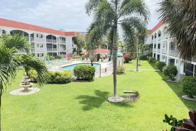 580 Egret Dr #211, Hallandale Beach: photo 1 of 8